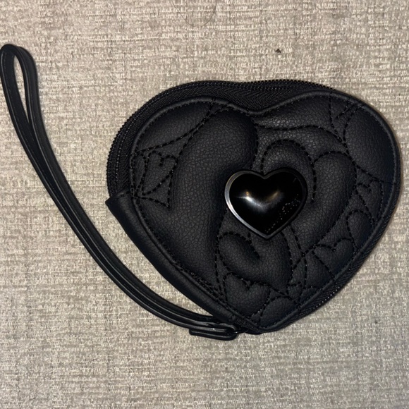 Betsey Johnson NWOT Heart Shaped Quilted Zip Wallet Wristlet Black Change Purse - Picture 4 of 6